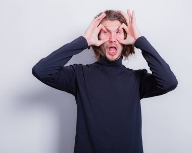 Koyu gri balıkçı yakalı yorgun bir adam ve gözlerini açmaya çalışan kısa saçlı bir rastalı. Ölümcül uyumak istiyor ama korkunç bir uykusuzluğu var. Son teslim tarihi kavramı mı yoksa çok yorgun bir adam mı?