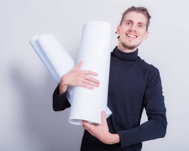 Dehşet saçan adam projelerle dolu planları elinde tutuyor ya da işle boğuşuyor. Planlar kontrolden çıkıyor. Birçok sipariş beyaz kopya boşluğunda izole ediliyor.