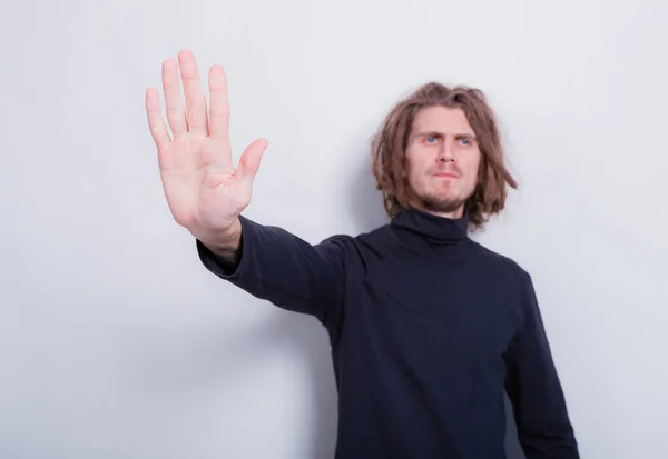 Man Steekt Hand Nee Zeggen Stop Grijze Achtergrond Gezichtsuitdrukkingsgevoelens Tekens — Stockfoto