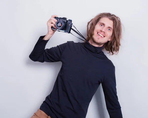 Mladý Dredy Muž Pomocí Vintage Kamery Úsměvem Šťastný Otevřenými Ústy — Stock fotografie