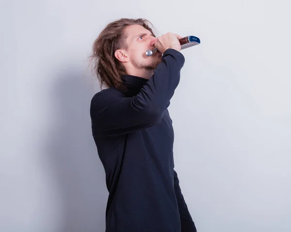 Человек Тёмно Серой Водолазке Коротких Дредах Голове Пьющий Фляжки Алкоголем — стоковое фото