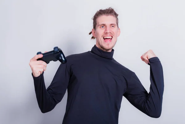 Homem Segurando Controlador Gamepad Enquanto Joga Videogames Engraçado Dreadlocks Homem — Fotografia de Stock