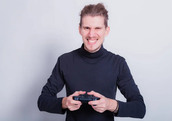 Mann Mit Gamepad Controller Beim Spielen Von Videospielen Lustige Dreadlocks — Stockfoto