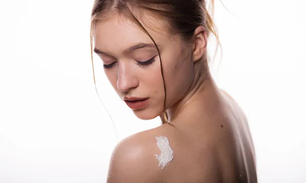 护肤女士在她的身体上涂奶油 年轻妇女把药膏涂在肩上的刀片上 独立于白色背景 复制空间 保持年轻和美丽 — 图库照片