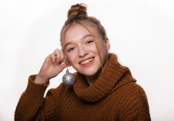 Schöne Blonde Frau Strickpullover Hält Weihnachtskugeln Statt Ohrringe Und Hat — Stockfoto