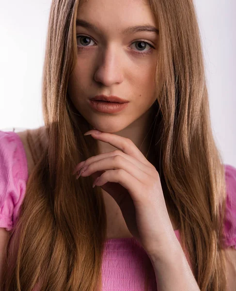 Mooie Natuurlijke Jonge Vrouw Gezicht Met Blond Lang Haar Poseren — Stockfoto