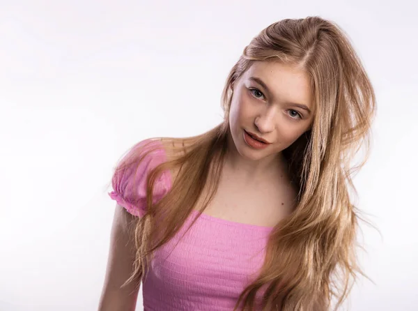 Schöne Natürliche Junge Frau Gesicht Mit Blonden Langen Haaren Posiert — Stockfoto
