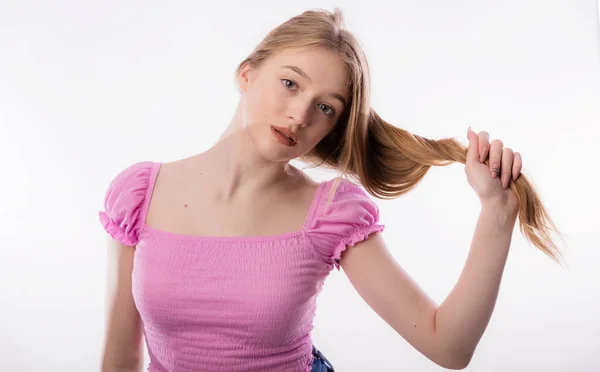 Mulher Bonito Puxando Seu Longo Cabelo Loiro Bela Fêmea Segurando — Fotografia de Stock