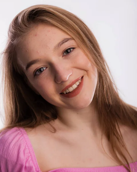 Portrét Urostlé Mladé Ženy Není Rozrušená Sladce Usmívá Bílém Pozadí — Stock fotografie