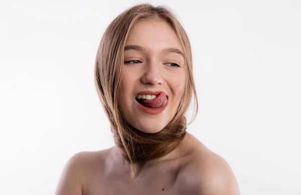 年轻的女人 长长的头发缠在脖子上 甜美而性感的舌头在白色的背景复制空间上显示出来 头部和头发的护理和健康概念 — 图库照片