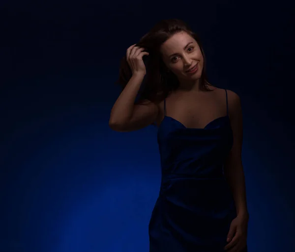 Junge Und Niedliche Brünette Frau Blu Kleid Posiert Auf Dunkelblauem — Stockfoto