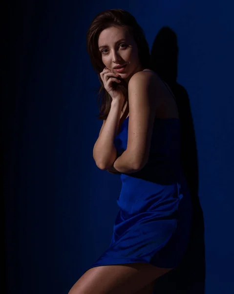 Молода Мила Брюнетка Блакитній Сукні Позує Темно Синьому Фоні Вільний — стокове фото