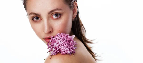 Aranyos Fiatal Virággal Vállában Arca Mellett Meztelen Vállak Tiszta Bőr — Stock Fotó