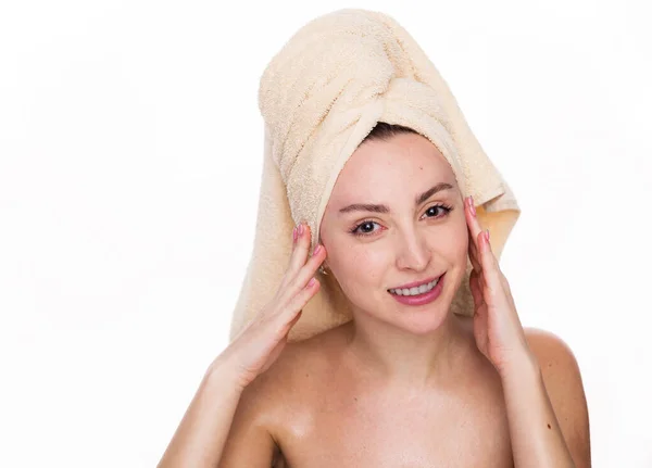 Portret Młodej Szczęśliwej Kobiety Prysznicu Ręcznikiem Głowie Uśmiecha Się Dotyka — Zdjęcie stockowe
