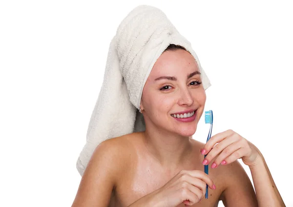 Słodka Podekscytowana Piękna Kobieta Trzyma Szczoteczkę Zębów Nosi Ręcznik Głowie — Zdjęcie stockowe