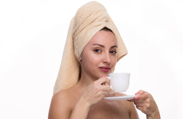 Szczęśliwa Młoda Kobieta Ręcznikiem Głowie Trzyma Filiżankę Kawy Lub Herbaty — Zdjęcie stockowe
