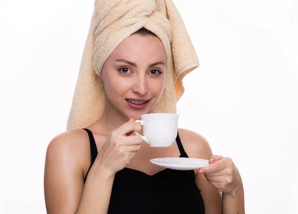 Szczęśliwa Młoda Kobieta Ręcznikiem Głowie Trzyma Filiżankę Kawy Lub Herbaty — Zdjęcie stockowe
