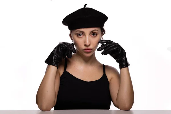 Portret Wspaniałej Młodej Modelki Czarnym Berecie Skórzanych Rękawiczkach Opierających Się — Zdjęcie stockowe