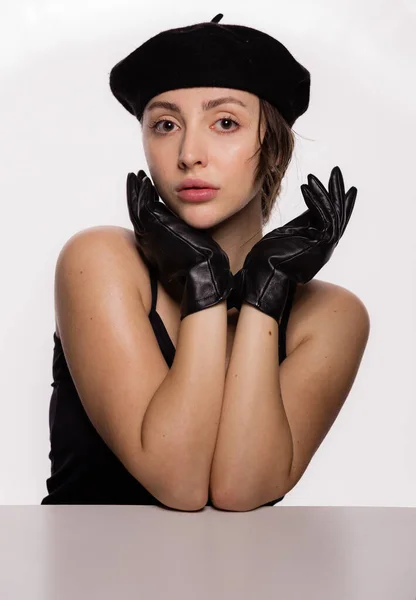 Portret Van Een Prachtig Jong Modemodel Zwarte Baret Leren Handschoenen — Stockfoto