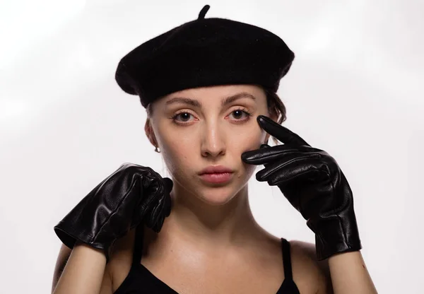 Portret Wspaniałej Młodej Modelki Czarnym Berecie Skórzanych Rękawiczkach Pozujących Białym — Zdjęcie stockowe
