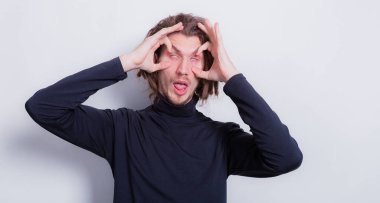 Koyu gri balıkçı yakalı yorgun bir adam ve gözlerini açmaya çalışan kısa saçlı bir rastalı. Ölümcül uyumak istiyor ama korkunç bir uykusuzluğu var. Son teslim tarihi kavramı mı yoksa çok yorgun bir adam mı?