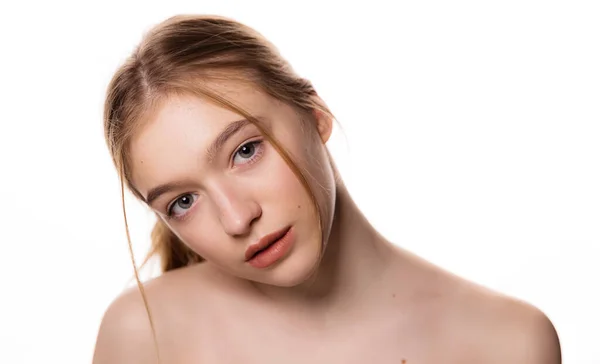 Güzel Genç Bir Kadın Yüzü Taze Temiz Ciltli Kameraya Bakan — Stok fotoğraf