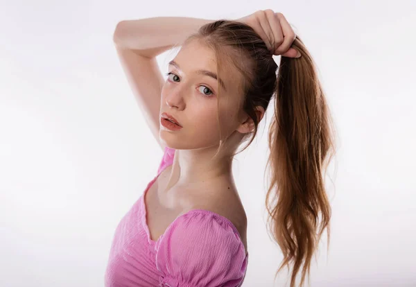 Uzun Sarı Saçlarını Çeken Tatlı Bir Genç Kadın Güzel Bir — Stok fotoğraf