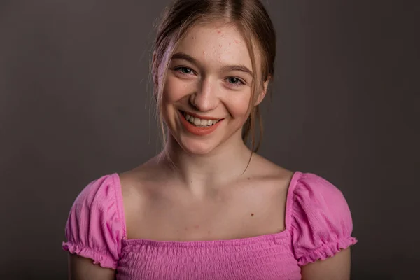 Portrét Urostlé Mladé Ženy Není Rozrušená Sladce Usmívá Tmavém Pozadí — Stock fotografie