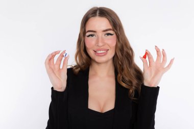 Oyun oynamak ister misin? Kadının elinde plastik oyun figürleri ve zarlar var. Beyazlar üzerinde izole edilmiş, kopyalama alanı. Masa oyunu oynarken iyi eğlenceler..