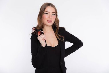 Bir iş kadını, elinde gözlüklerle kafasını kaldırıp düşünüyor. Beyazlara izole edilmiş, kopyalama alanı.