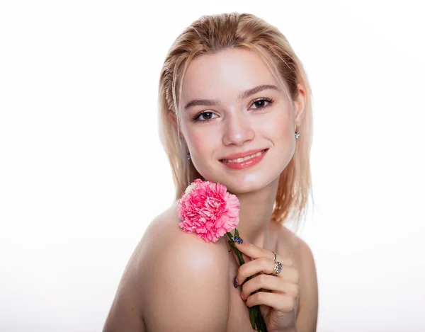 迷人的年轻女子与粉红色的花 金发模特把粉红的花朵贴在脸庞上 与白色背景隔离 Quot 美与保健 Quot 概念无文字空间 — 图库照片