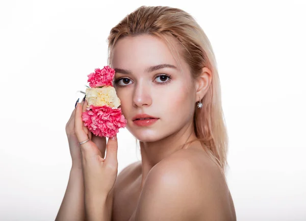 Encantadora Joven Con Flor Rosa Modelo Rubio Sosteniendo Flor Rosa — Foto de Stock