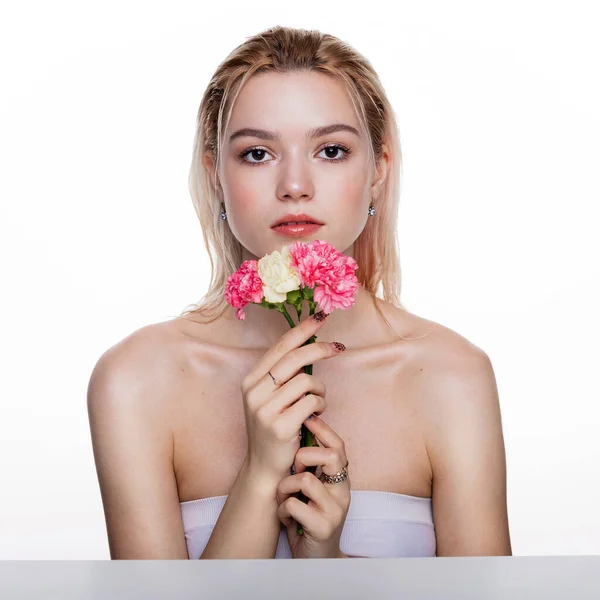 Okouzlující Mladá Žena Růžovou Květinou Blondýny Model Drží Růžovou Květinu — Stock fotografie