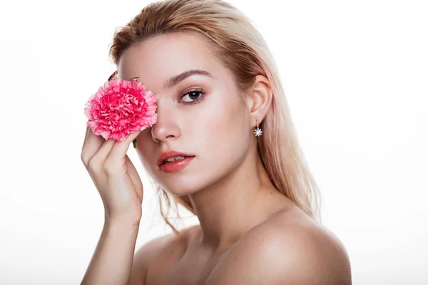 Jovem Encantadora Com Flor Rosa Modelo Loiro Segurando Flor Rosa — Fotografia de Stock