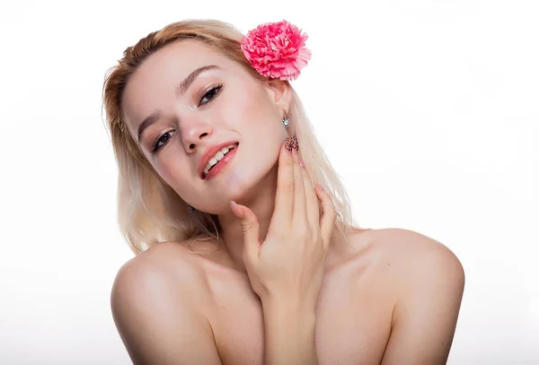 迷人的年轻女子与粉红色的花 金发模特把粉红的花朵放在耳朵后面 与白色背景隔离 Quot 美与保健 Quot 概念无文字空间 — 图库照片