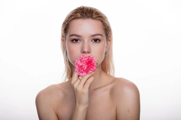 Charming Young Woman Pink Flower Mouth Blonde Model Holding Pink — 图库照片