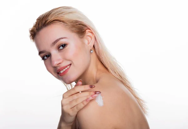 Woman Applying Cream Shoulder Woman Natural Clean Fresh Skin Wet — Stockfoto