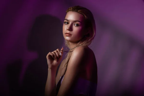 Haute Mannequin Femme Visage Dans Les Lumières Violettes Néon Lumineux — Photo