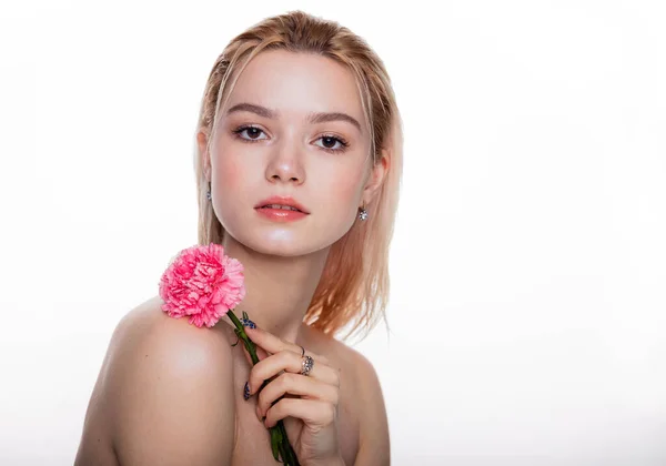 Elbűvölő Fiatal Rózsaszín Virággal Szőke Modell Kezében Rózsaszín Virág Közel — Stock Fotó