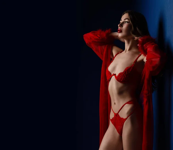 Wunderschöne Frau Posiert Verführerischen Roten Dessous Attraktive Verführen Schönheit Lockige — Stockfoto