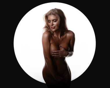 Sanatsal çıplak kadın güzellik çizgisi. Siyah arka planda beyaz halkalı bir kadın. Projektör ışığında poz veren çıplak bir kadın. vücut bakımı, plastik cerrahi veya epilasyon konsepti