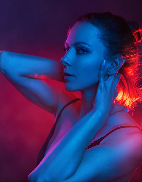 Renkli Parlak Neon Mavi Mor Işıklar Içinde Şık Bir Kadın — Stok fotoğraf