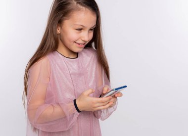 Kafkas çocuk ekrandaki cep telefonu videolarına ya da daktilo metinlerine bak, beyaz arka planda izole edilmiş boş bir alan.