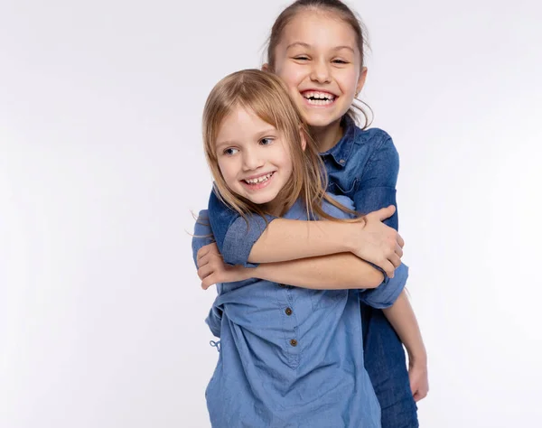 Dois Amigos Felizes Irmãs Garotas Abraçando Juntos Divertindo Posando Emocional — Fotografia de Stock