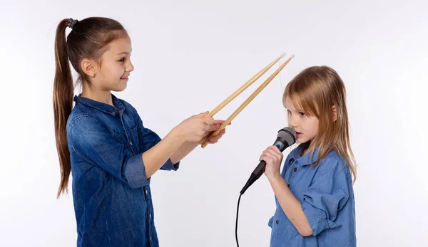 Concetto Musicale Rock Roll Due Ragazze Anni Cantano Microfono Tengono — Foto Stock