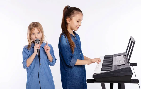 Clase Música Dos Niñas Escuela Música Aprendiendo Tocar Piano Cantar — Foto de Stock