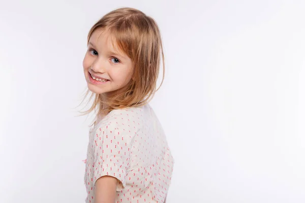 Retrato Uma Menina Sorridente Feliz Bonito Anos Idade Menina Isolado — Fotografia de Stock