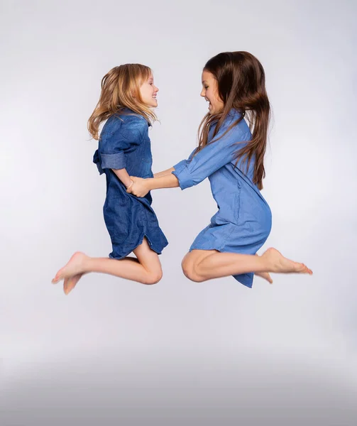 Retrato Tamaño Completo Dos Niñas Lindas Excitadas Disfrutan Saltando Boca — Foto de Stock
