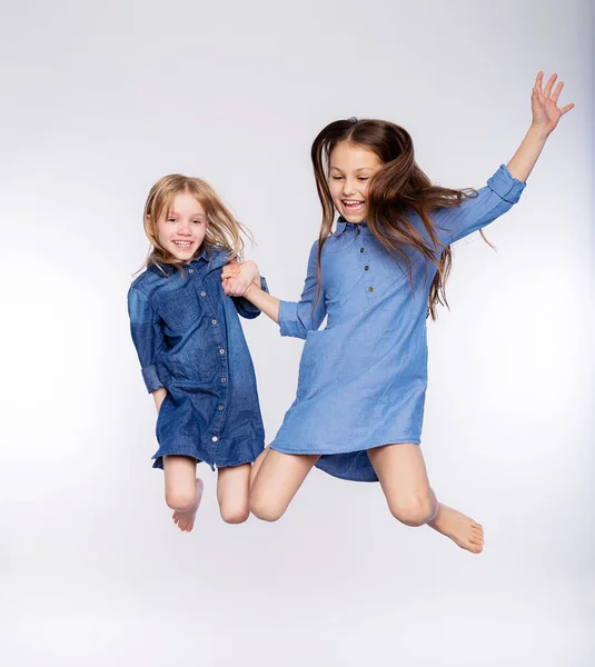 Retrato Tamanho Completo Duas Crianças Fofas Excitadas Meninas Gostam Saltar — Fotografia de Stock
