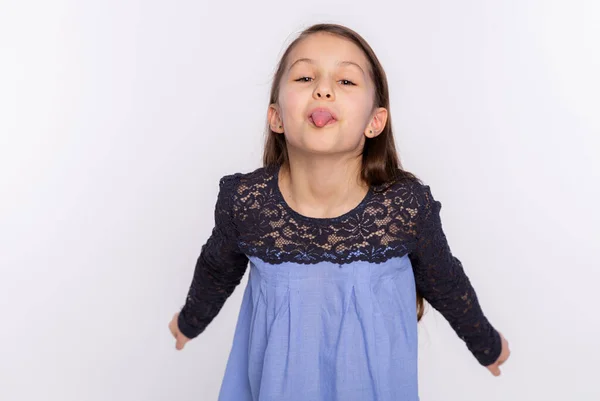 Kind Lustige Mädchen Herumalbern Neckt Und Zeigt Zunge Isoliert Auf — Stockfoto